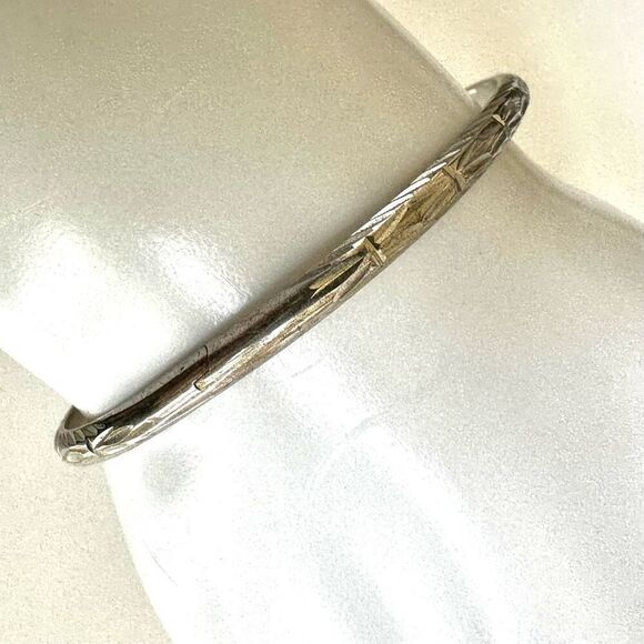 Silver tone vintage bangle bracelet with safety latch - Picture 2 of 7